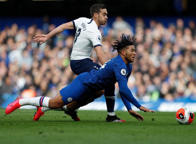 法兰克福球迷在诺坎普球场对巴萨支持者发动投掷袭击