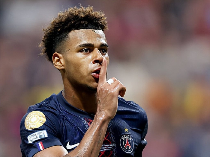 九人皇马主场输球，转播镜头拍到贝林辱骂四官：你XX的白痴