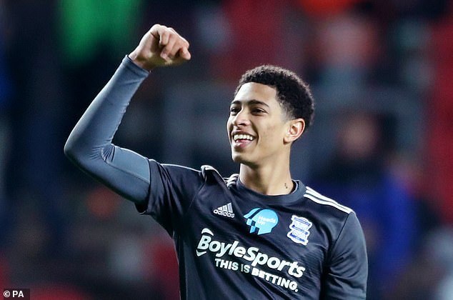 感谢恩师，出自崇明基地的海港球员将奖牌挂在徐根宝脖子上