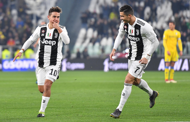 上海市政府向海港赠送冠军贺礼：木雕雄鹰和冠军奖杯刺绣