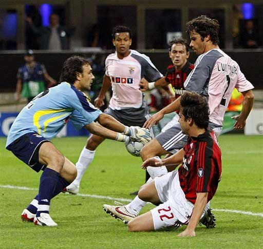 后卫破门后激情亲吻队徽，引球迷共鸣