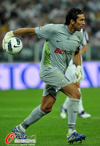 马特乌斯：我和马拉多纳就像梅西和C罗，但我们场外相处更多