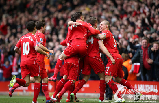 C罗被罚下后，爱尔兰一酒吧盛况：球迷鼓掌庆祝+击掌拥抱