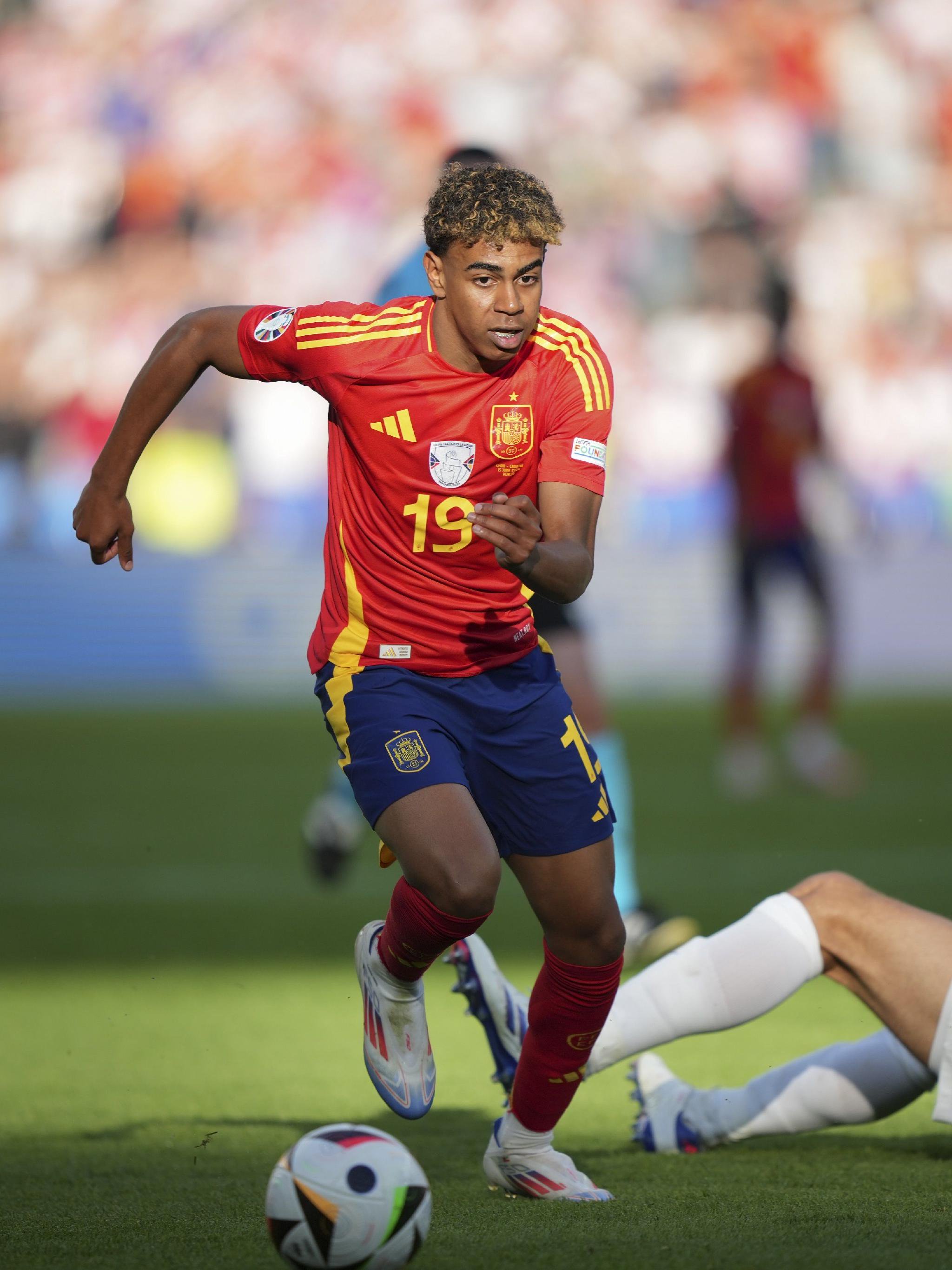 篮球篮网球员训练中展现高命中率